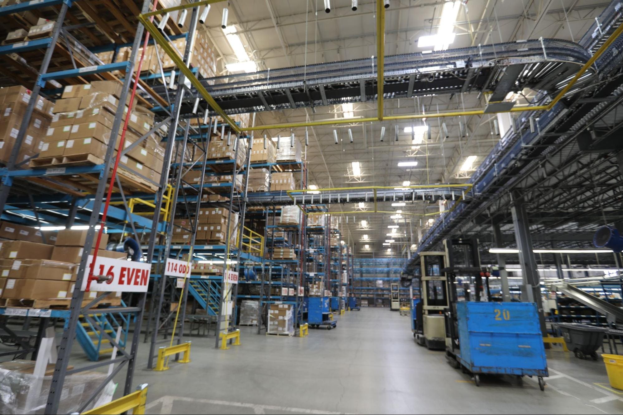 Store the goods in the warehouse for management.